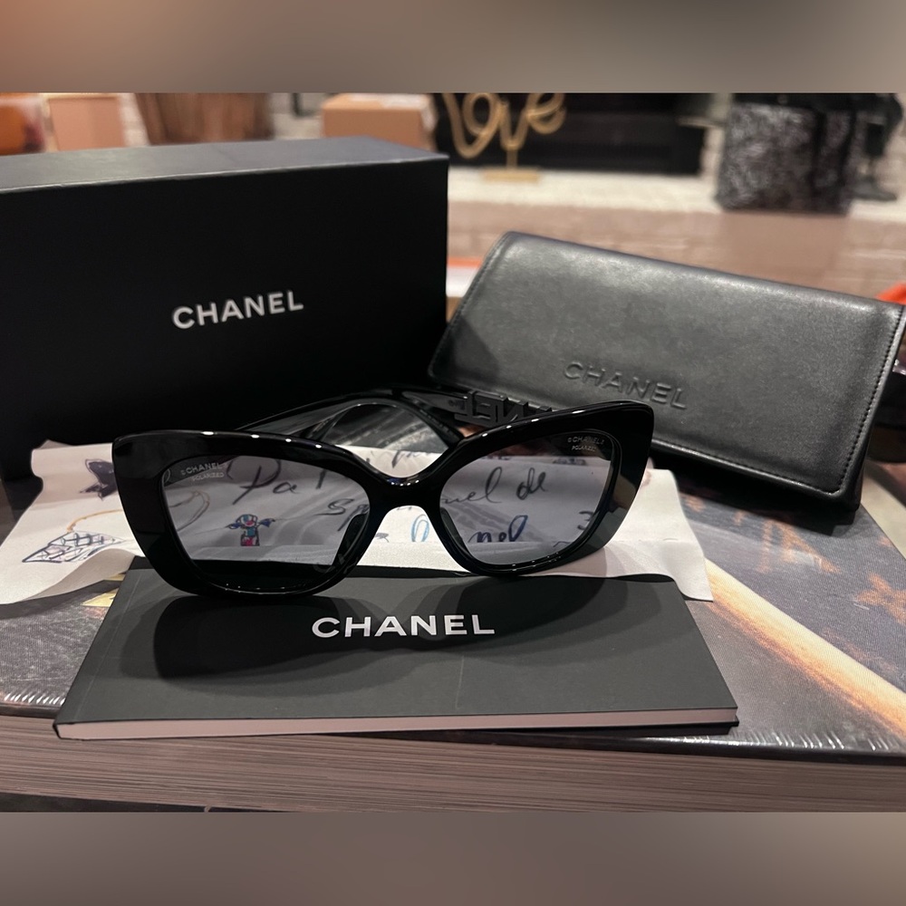 SOLD - 🕶️ CHANEL CH5422B Black Logo Sunglasses - Picture 3 of 10